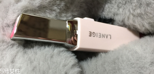 蘭芝V型唇膏01號色是什么樣的？淡粉色很溫婉