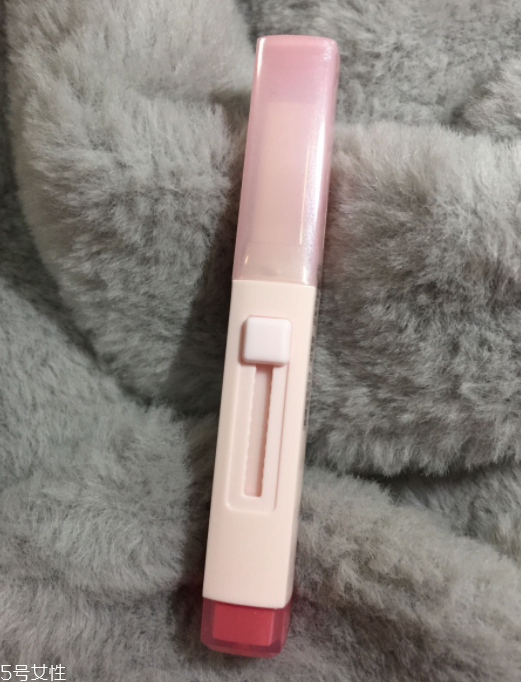 蘭芝V型唇膏01號色是什么樣的？淡粉色很溫婉