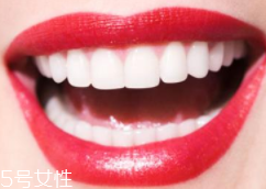 牙齒發(fā)黃是天生的嗎？只是你刷牙偷懶了