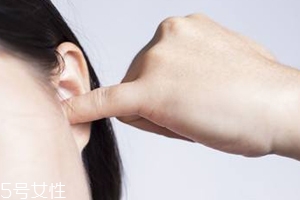 耳屎很黏是什么原因造成的？基因遺傳決定的