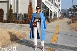 藍(lán)色大衣搭配什么包包？為你凹足造型感