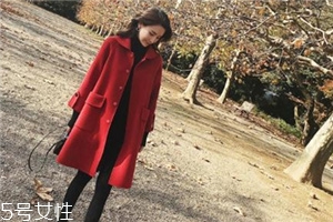 大紅色大衣配什么顏色毛衣？新年就要中國紅