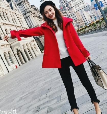 大紅色大衣配什么顏色毛衣？新年就要中國紅
