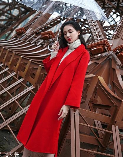 大紅色大衣配什么顏色毛衣？新年就要中國紅