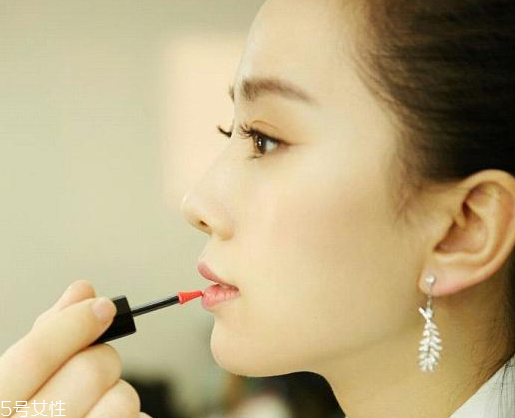 香奈兒唇釉738好看嗎？香奈兒唇釉738試色