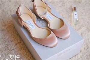 jimmy choo是哪個(gè)國家的牌子？每個(gè)女人都應(yīng)該擁有的高跟鞋