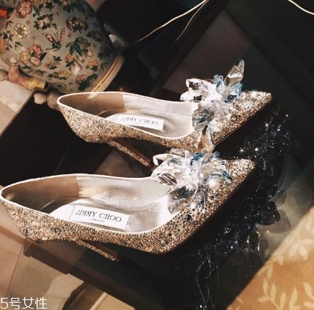 jimmy choo是哪個(gè)國家的牌子？每個(gè)女人都應(yīng)該擁有的高跟鞋
