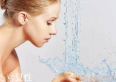 洗臉有白皮怎么回事？洗面奶太強(qiáng)勁
