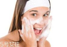 洗臉有白皮怎么回事？洗面奶太強(qiáng)勁