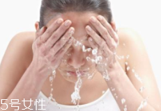 洗臉有白皮怎么回事？洗面奶太強(qiáng)勁