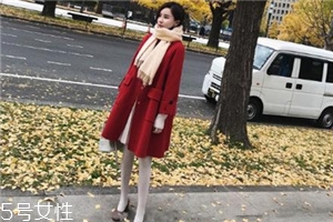 大紅色大衣配什么顏色圍巾好看？六種搭配溫暖冬季