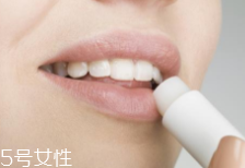 潤唇膏吃了會中毒嗎？劑量小不會有事