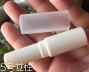 潤唇膏要怎么清潔？用前刮掉一層