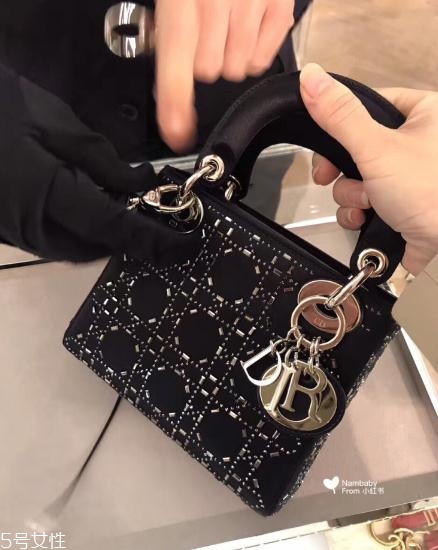 迪奧戴妃包多少錢(qián)？名媛氣質(zhì)與生俱來(lái)