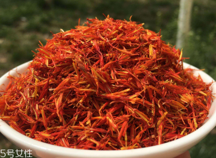 紅花泡腳一次放多少？從小劑量開始