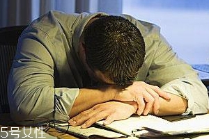 熬夜有哪些風(fēng)險？小心造成慢性自殺