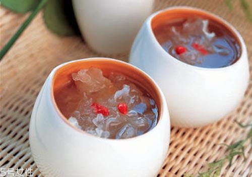 銀耳蓮子湯什么時(shí)候喝最好？時(shí)間上有講究