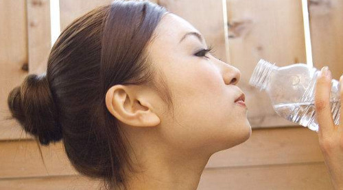 哪些病癥不能多喝熱水？這三類人絕對(duì)不能喝熱水