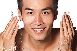 男士護(hù)膚品有什么特別之處？男性出油是女性的2倍