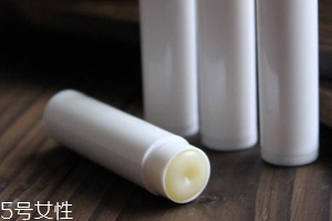 潤(rùn)唇膏能用多長(zhǎng)時(shí)間？打開后只能用3個(gè)季度