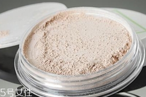 散粉取粉用什么好？粉撲和化妝刷要配合使用