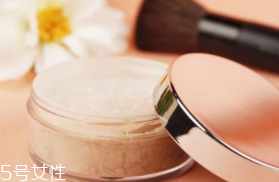 散粉取粉用什么好？粉撲和化妝刷要配合使用