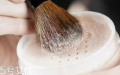 散粉取粉用什么好？粉撲和化妝刷要配合使用