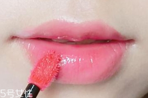 涂唇釉為什么不能抿嘴？沒干之前抿嘴會(huì)殘妝