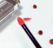 涂唇釉為什么不能抿嘴？沒干之前抿嘴會(huì)殘妝