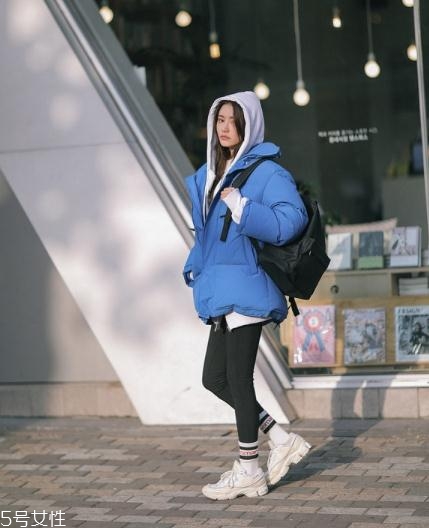 藍色羽絨服怎么搭配？打破冬日的沉悶感