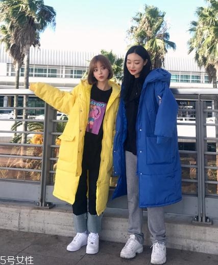 藍色羽絨服怎么搭配？打破冬日的沉悶感