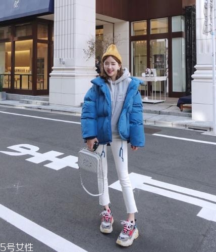 藍色羽絨服怎么搭配？打破冬日的沉悶感