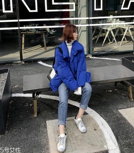 藍色羽絨服怎么搭配？打破冬日的沉悶感