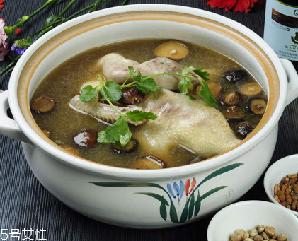 冬天喝雞湯還是鴨湯？雞湯和鴨湯各有優(yōu)點(diǎn)