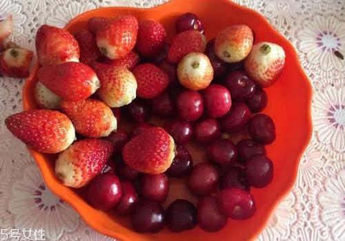 草莓和蘋(píng)果可以一起吃嗎？并沒(méi)與什么沖突