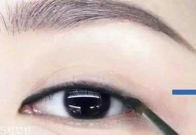 怎么畫眼線讓眼睛自然又有神？畫眼線必學基本步驟