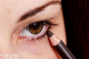 初學(xué)者怎么畫(huà)眼線好？教你如何正確畫(huà)完整眼妝