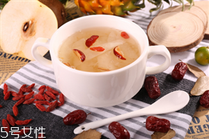 冰糖雪梨梨子能吃嗎？梨和什么一起煮著吃最好？