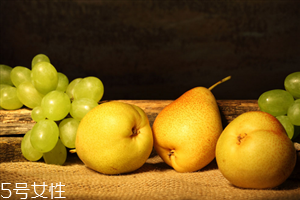 煮梨水要去皮嗎？喝梨水的好處