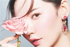 適合畫桃花妝的眼影有哪些？單眼皮桃花妝畫法步驟