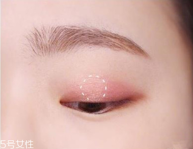 適合畫桃花妝的眼影有哪些？單眼皮桃花妝畫法步驟