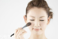 腮紅先還是散粉先？粉狀腮紅用在散粉之后