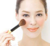 腮紅先還是散粉先？粉狀腮紅用在散粉之后