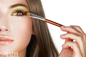 眼影怎么畫會自然好看？眼影顏色這樣搭配最好看