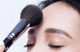 蜜粉可以用在唇部嗎？蜜粉可打造霧面雙唇