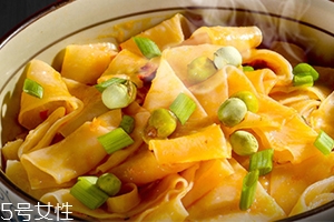 阿寬四川鋪蓋面煮還是拌？來看看鋪蓋面食用方法