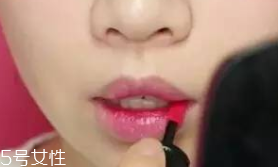 唇膏怎么涂出豐唇？唇中點(diǎn)珠光