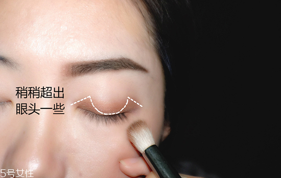 單眼皮妹子眼妝的畫(huà)法及步驟 極具個(gè)性的截?cái)嗍窖蹔y