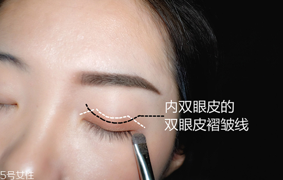 單眼皮妹子眼妝的畫(huà)法及步驟 極具個(gè)性的截?cái)嗍窖蹔y