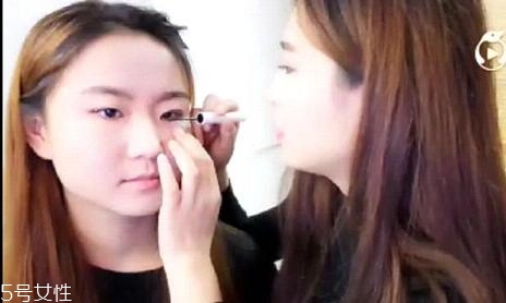 內(nèi)雙怎么畫(huà)眼線？?jī)?nèi)雙眼皮畫(huà)眼妝技巧
